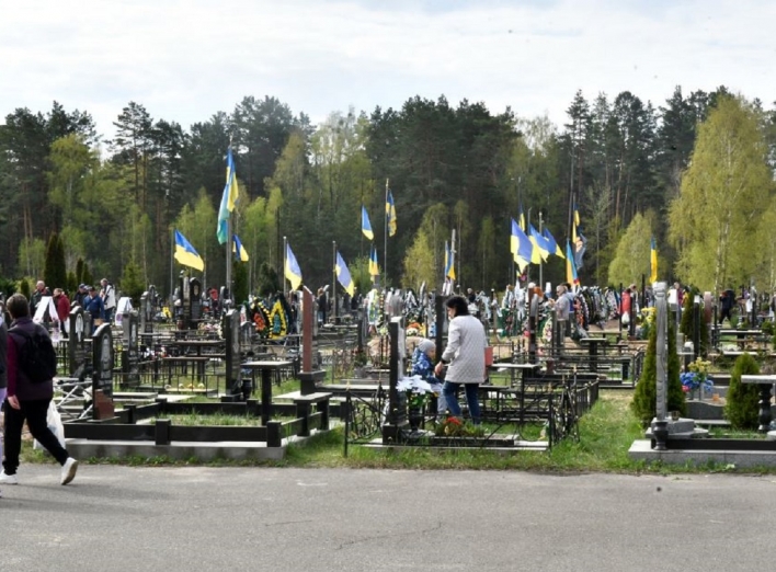 Провідна неділя на кладовищі у Славутичі (фото) фото