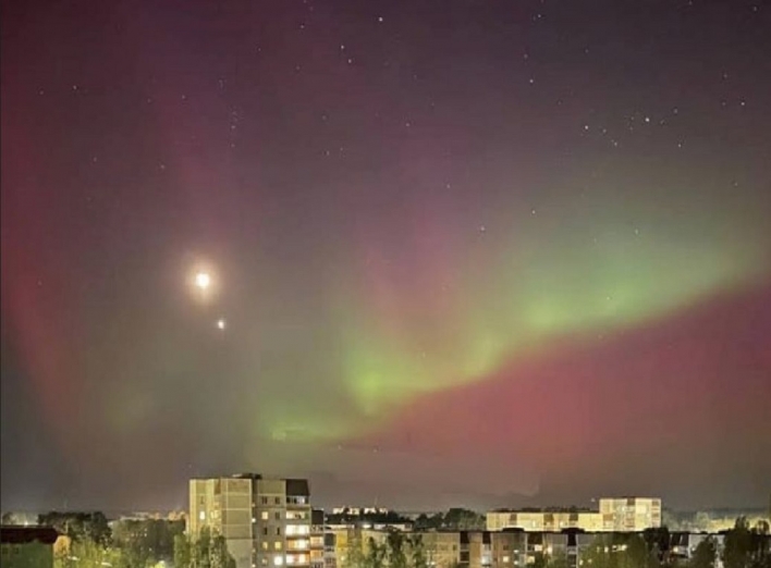 Яскраво-рожеве небо: на Київщині та Чернігівщині спостерігали незвичне сяйво фото