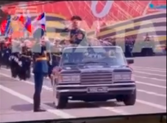 "Слава Україні!" на параді у Москві (відео) фото