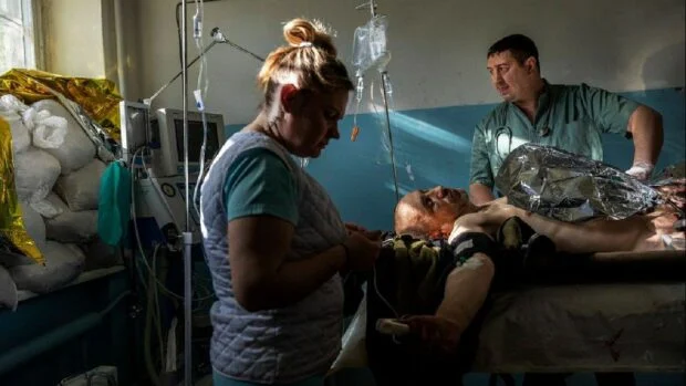 В Україні підвищать зарплати медикам у зоні бойових дій
