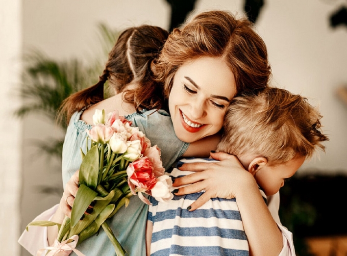 В Україні відзначають День матері 2023: зворушливі привітання для мами