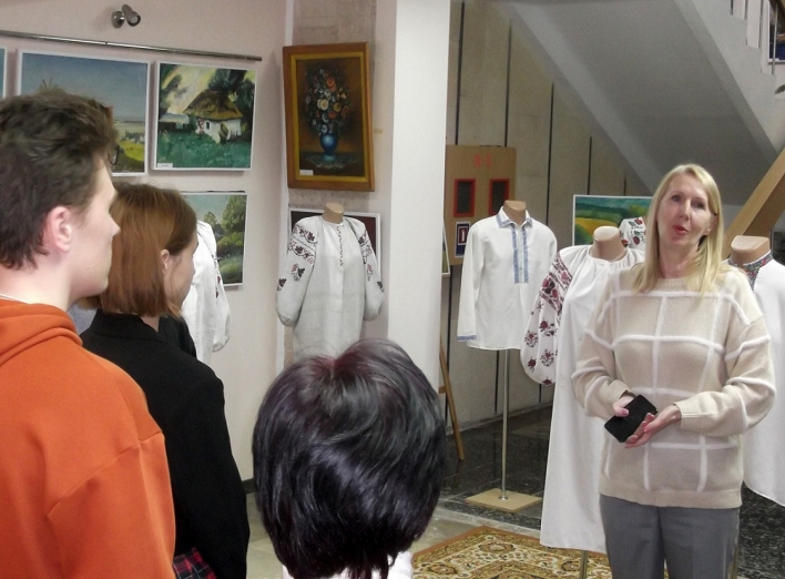 «Вишиванка – оберіг нації»: нову експозицію у Славутицькому музеї першими відвідали школярі фото