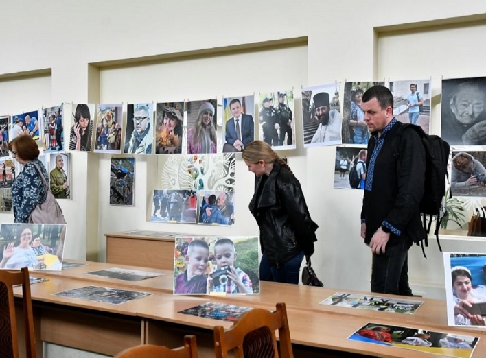 Понад дві сотні авторських робіт: у Славутичі відкрилась виставка світлин Вадима Івкіна "Незламні" фото