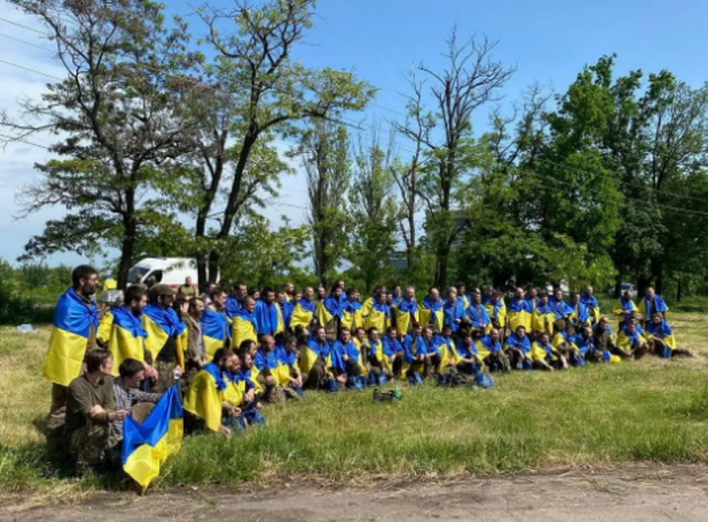 Ще 106 українських захисників повернулось з російського полону