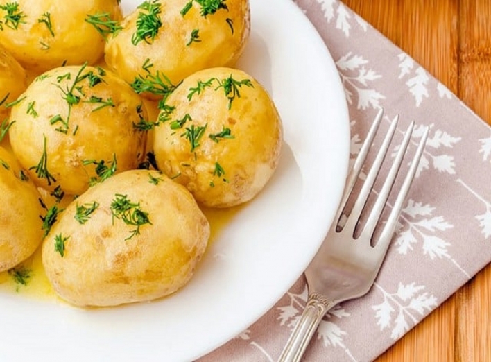 Як швидко почистити молоду картоплю – 4 способи