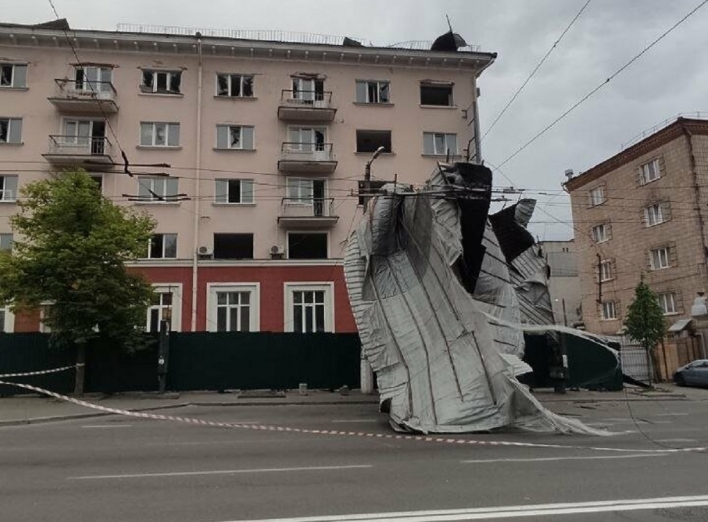 У  зруйнованого готелю "Україна", що в Чернігові, зірвало дах фото