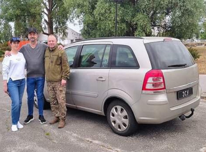 Родина Віхарєвих подарувала автівку Захисникам фото