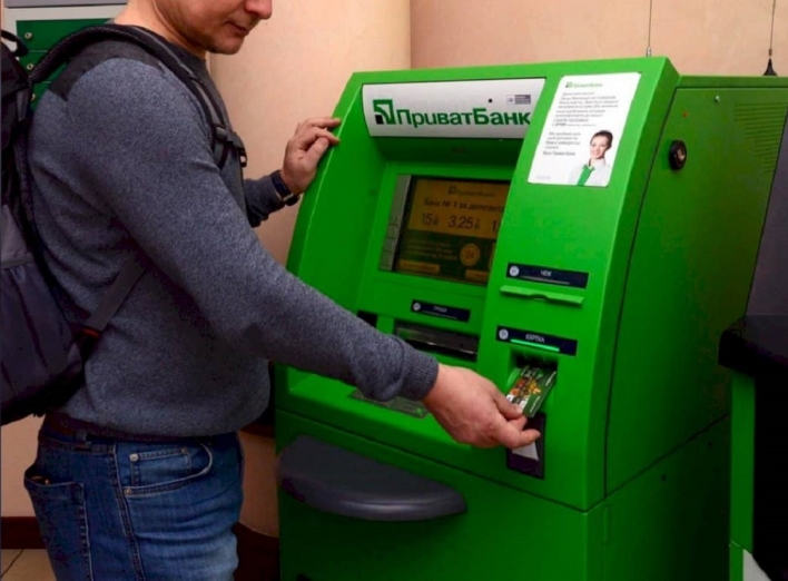 Українці щоденно забувають по 2 тисячі карток в банкоматах Приватбанку фото
