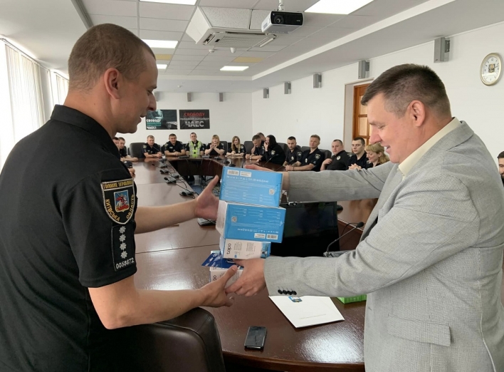 Працівники Славутицького відділення поліції з нагоди професійного свята отримали нові камери відеоспостереження фото
