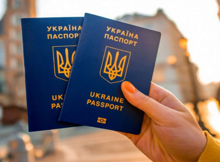 До 1 серпня: встигніть вклеїти фото у паспорт фото