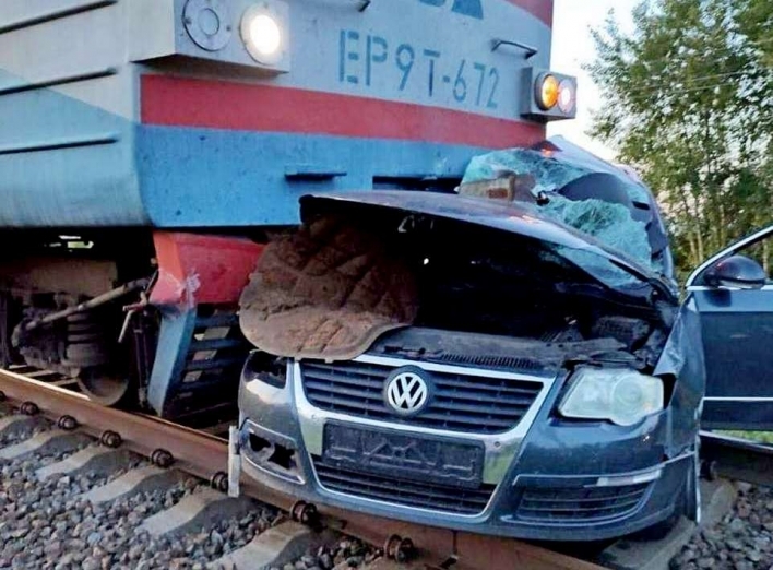 На Чернігівщині  автівка зіткнулась з поїздом - загинула родина фото