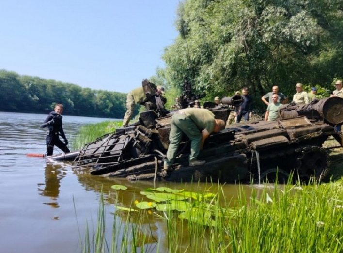 На Чернігівщині з річки витягли російський танк (фото) фото