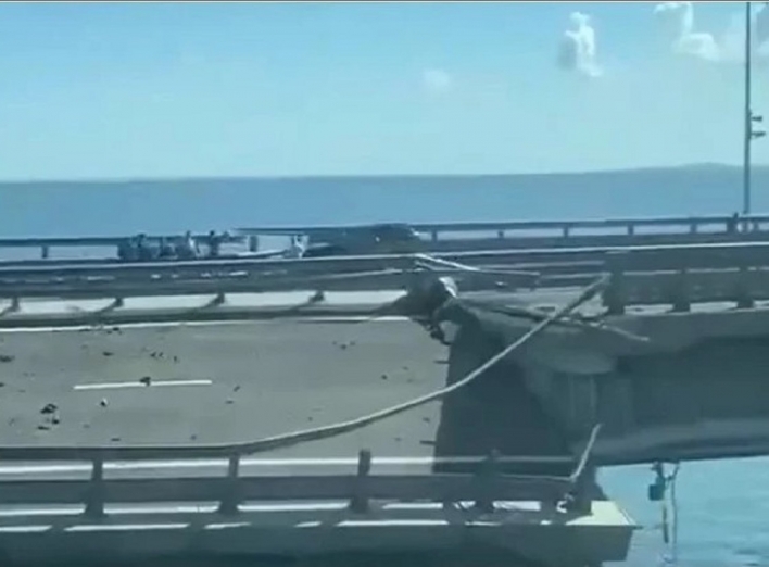 Удар по «зайвій конструкції»: версії, наслідки та реакція на підрив «Кримського мосту» (фото, відео) фото