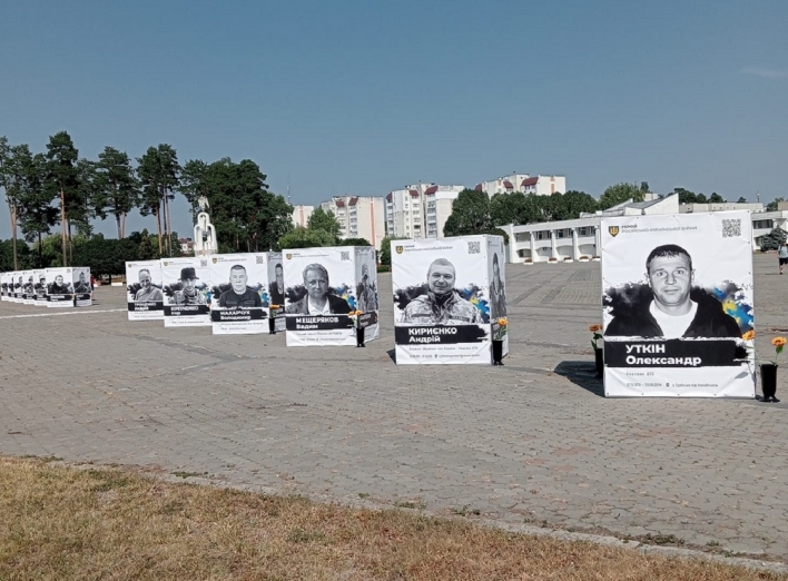 У День загиблих захисників України у Славутичі встановили Алею пам'яті фото