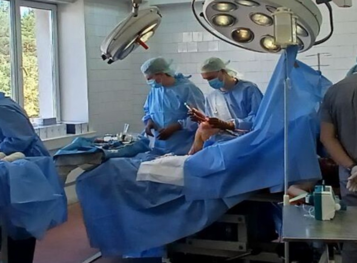 Професійною командою КНП "Славутицька міська лікарня" проведено операцію з ендопротезування колінного суглобу.  фото
