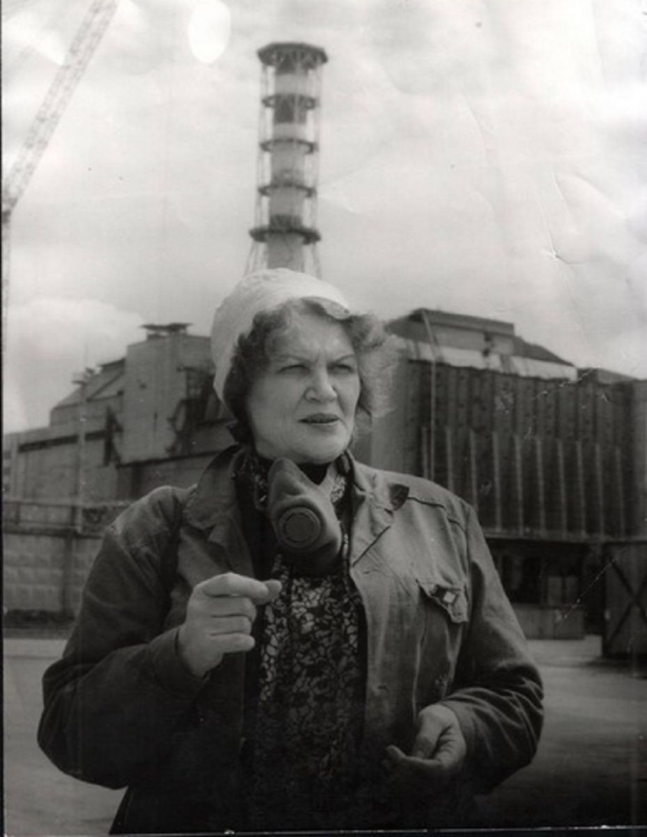 Ліна Костенко під час однієї з поїздок до Чорнобильської зони