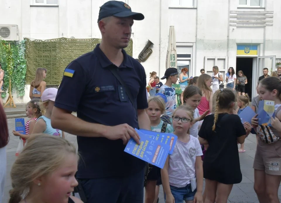 Водяне шоу від ДСНС у Славутичі: Третій рік поспіль — драйв та радість для дітей фото №1