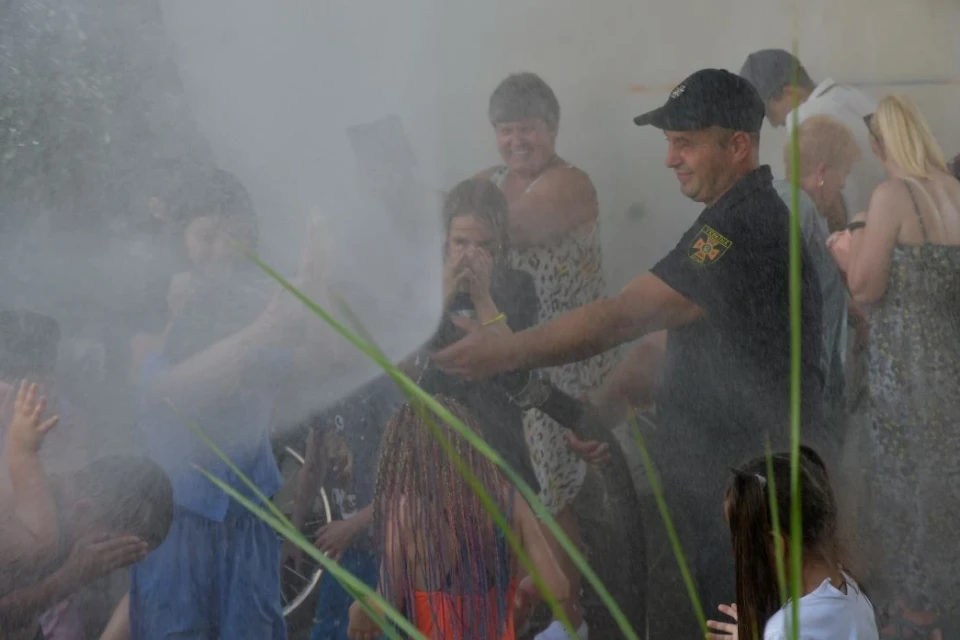 Водяне шоу від ДСНС у Славутичі: Третій рік поспіль — драйв та радість для дітей фото №8