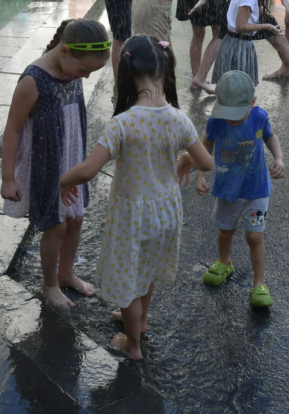 Водяне шоу від ДСНС у Славутичі: Третій рік поспіль — драйв та радість для дітей фото №11