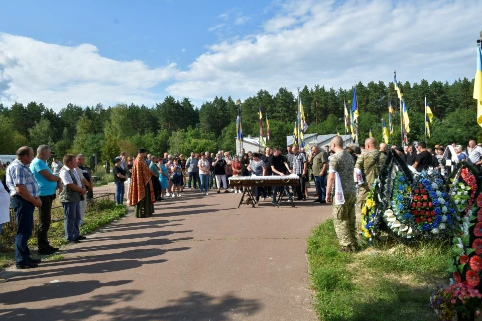 Славутич у жалобі: церемонія прощання з героєм України Романом Храпатим фото №1