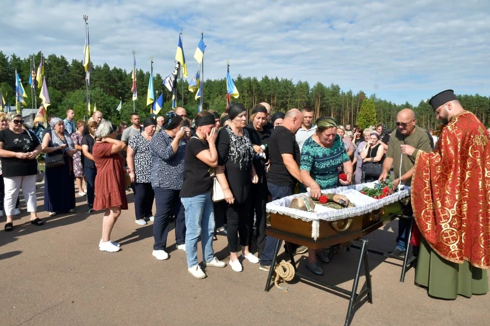 Славутич у жалобі: церемонія прощання з героєм України Романом Храпатим фото №2