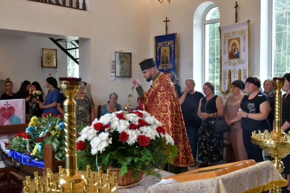 Славутич у жалобі: церемонія прощання з героєм України Романом Храпатим фото №3