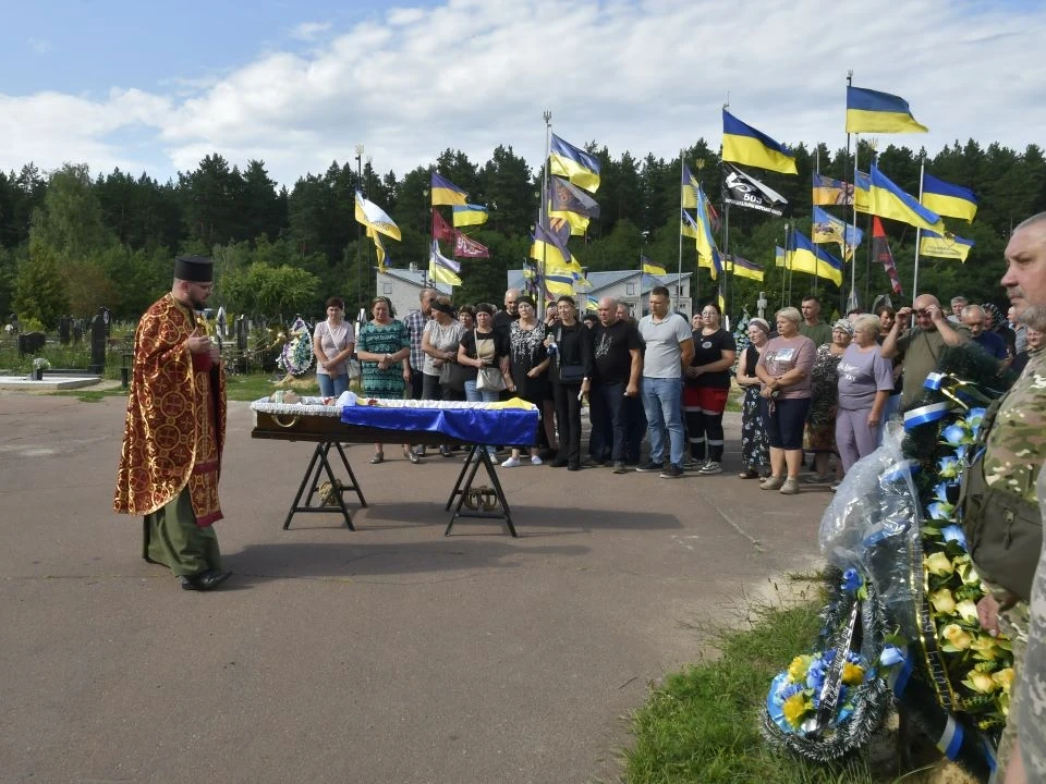 Славутич у жалобі: церемонія прощання з героєм України Романом Храпатим фото №4