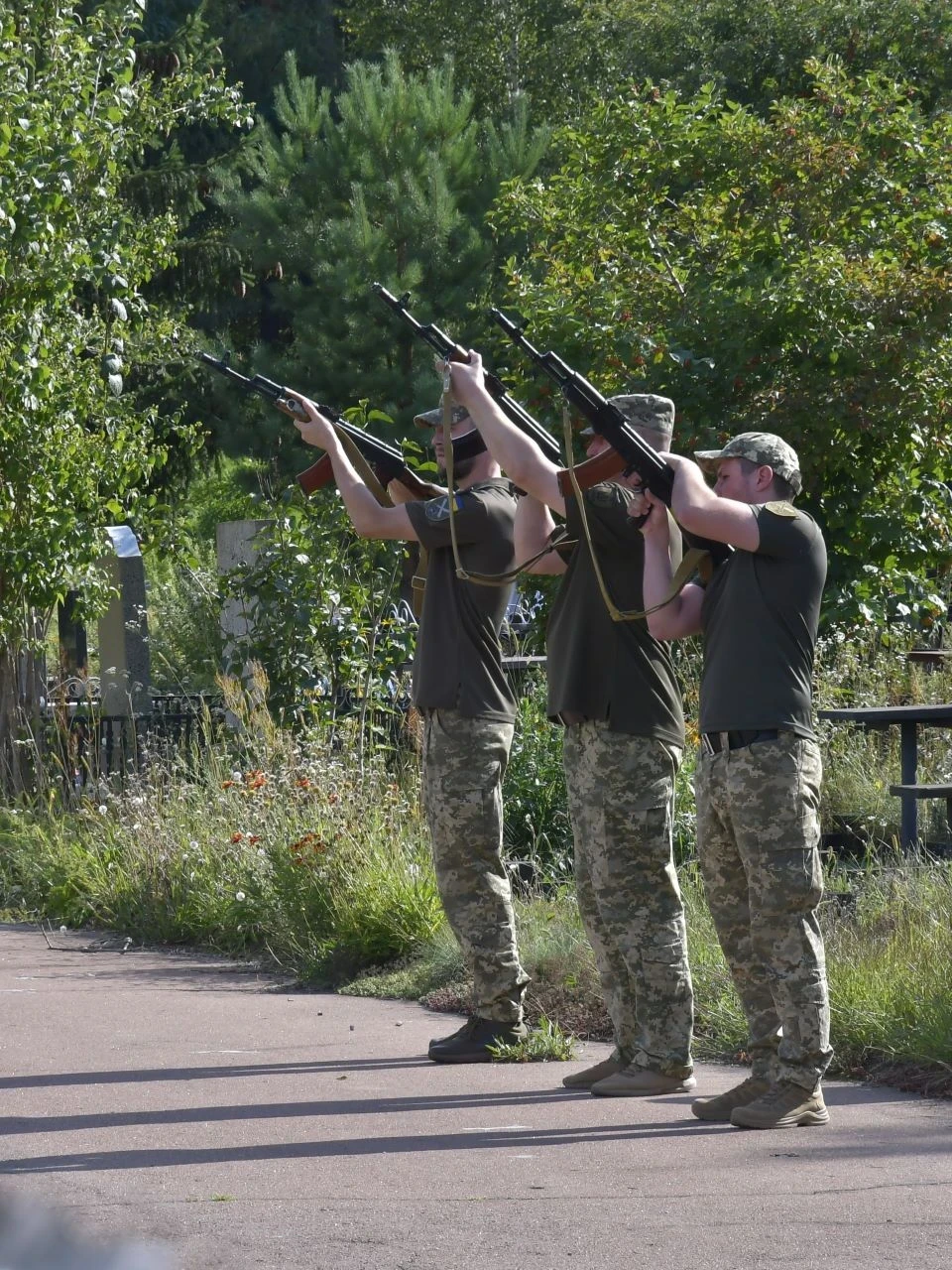 Славутич у жалобі: церемонія прощання з героєм України Романом Храпатим фото №25