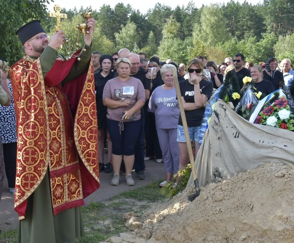 Славутич у жалобі: церемонія прощання з героєм України Романом Храпатим фото №27