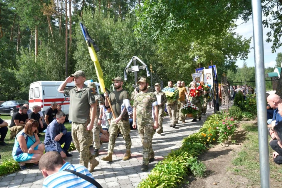 Славутич у жалобі: церемонія прощання з героєм України Романом Храпатим фото №28