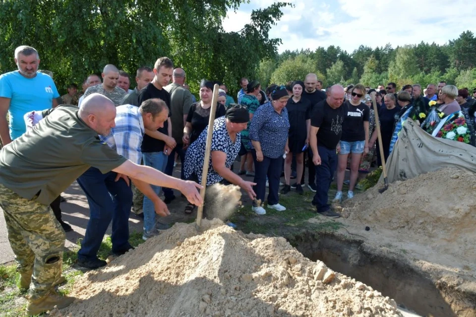 Славутич у жалобі: церемонія прощання з героєм України Романом Храпатим фото №29