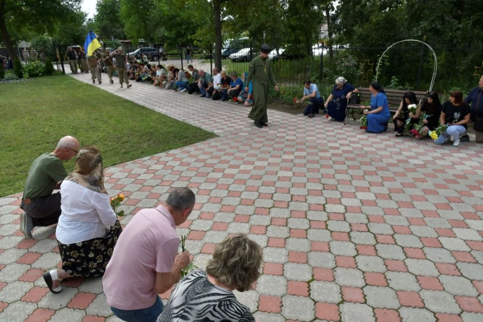 Славутич у жалобі: церемонія прощання з героєм України Романом Храпатим фото №32