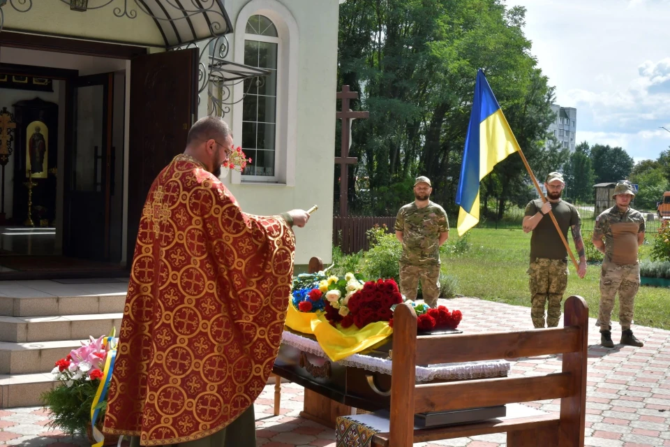 Славутич попрощався з Героєм Віталієм Січкарем фото №9