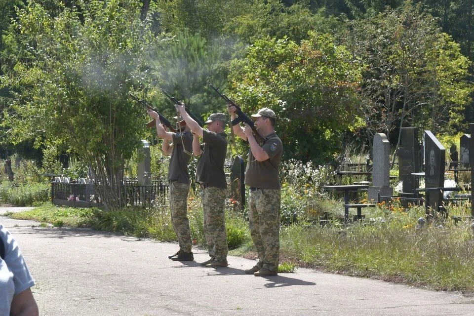 Славутич попрощався з Героєм Віталієм Січкарем фото №17