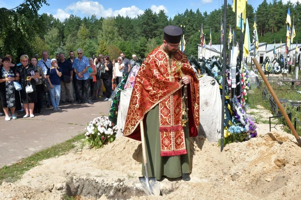 Славутич попрощався з Героєм Віталієм Січкарем фото №18