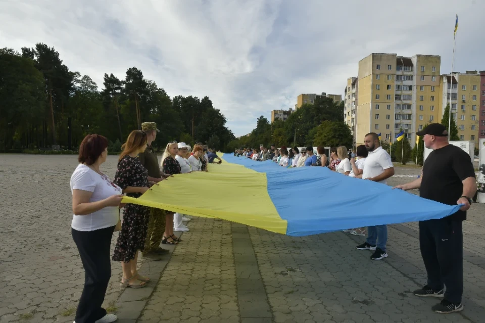 У Славутичі розгорнули 100-метровий прапор на честь Дня Державного Прапора України! фото №1