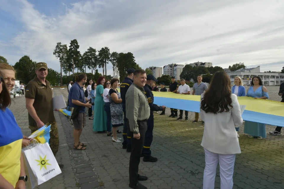 У Славутичі розгорнули 100-метровий прапор на честь Дня Державного Прапора України! фото №2