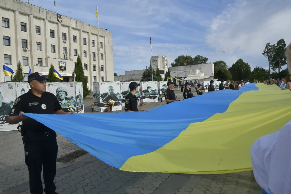 У Славутичі розгорнули 100-метровий прапор на честь Дня Державного Прапора України! фото №3