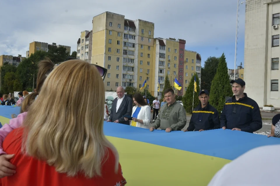 У Славутичі розгорнули 100-метровий прапор на честь Дня Державного Прапора України! фото №4