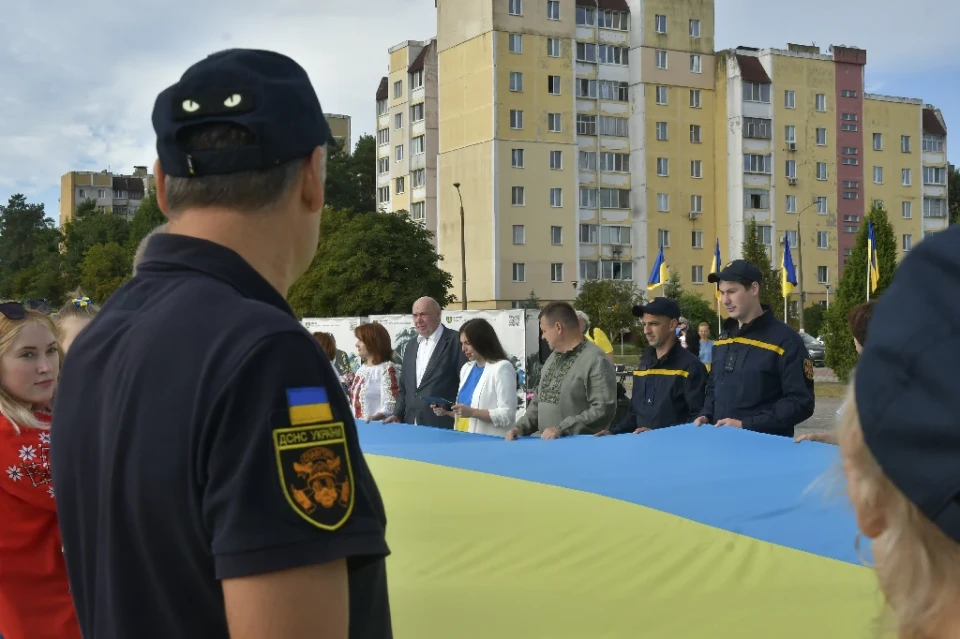 У Славутичі розгорнули 100-метровий прапор на честь Дня Державного Прапора України! фото №5