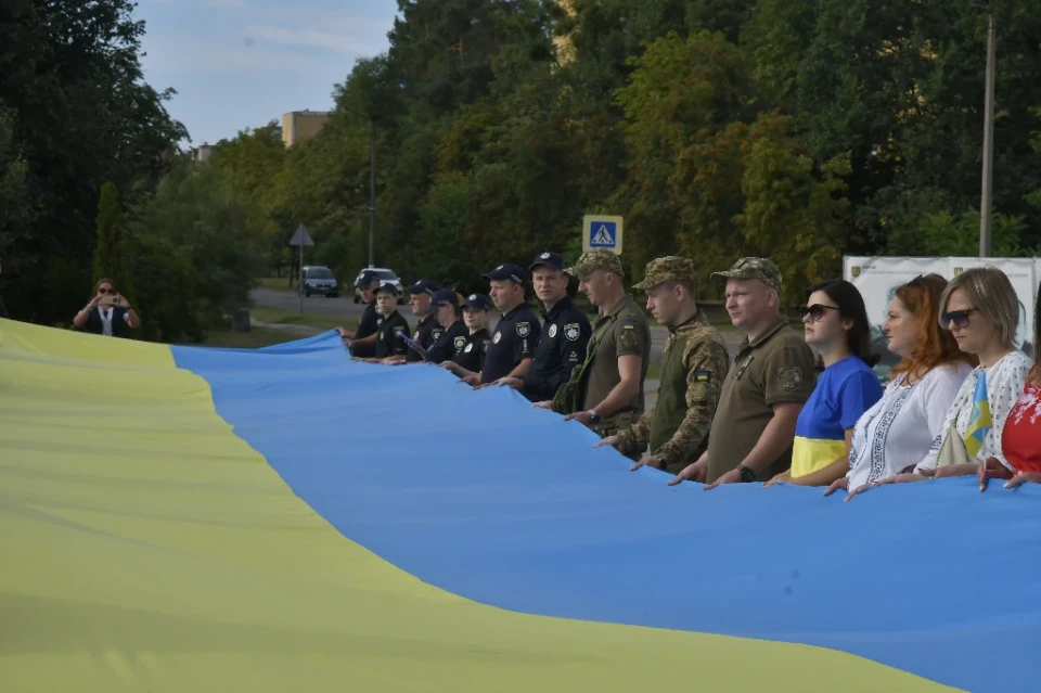 У Славутичі розгорнули 100-метровий прапор на честь Дня Державного Прапора України! фото №7