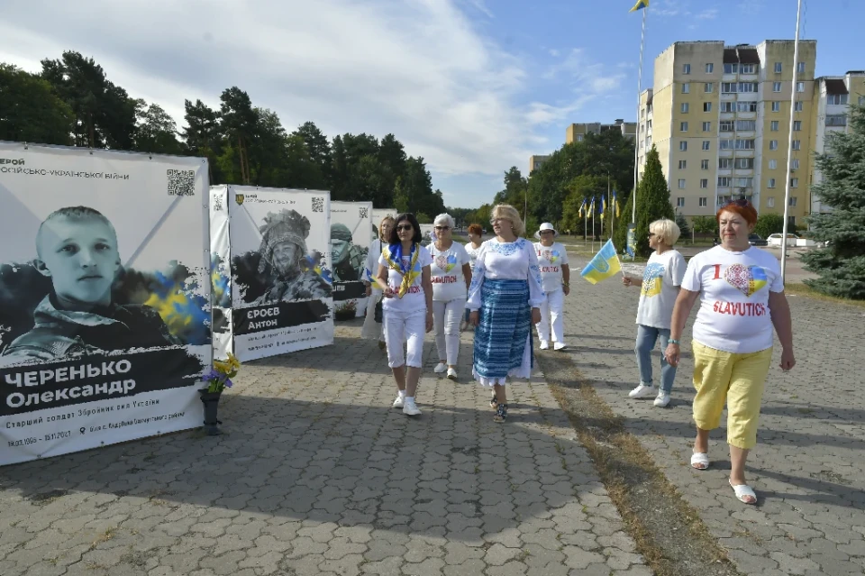 У Славутичі розгорнули 100-метровий прапор на честь Дня Державного Прапора України! фото №18