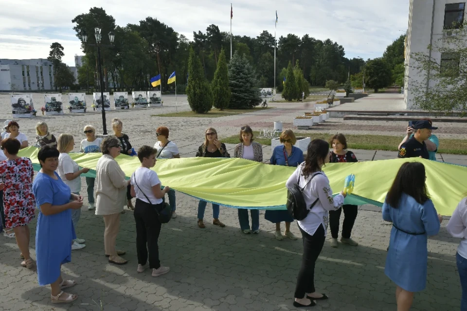 У Славутичі розгорнули 100-метровий прапор на честь Дня Державного Прапора України! фото №20