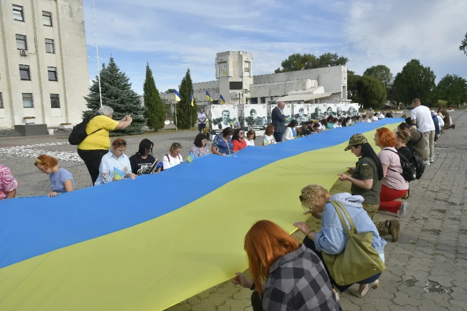 У Славутичі розгорнули 100-метровий прапор на честь Дня Державного Прапора України! фото №23