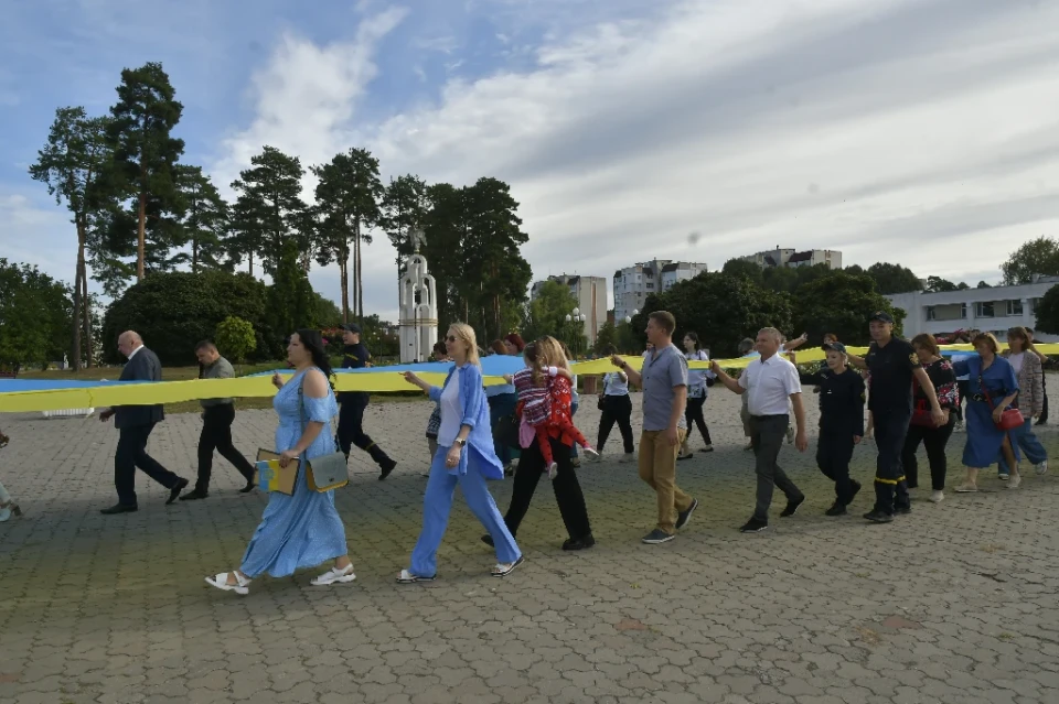 У Славутичі розгорнули 100-метровий прапор на честь Дня Державного Прапора України! фото №24