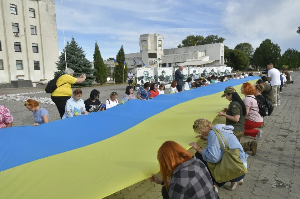 У Славутичі розгорнули 100-метровий прапор на честь Дня Державного Прапора України! фото №25