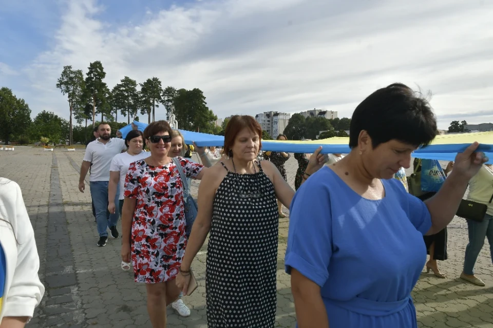 У Славутичі розгорнули 100-метровий прапор на честь Дня Державного Прапора України! фото №29