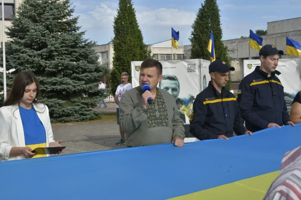 У Славутичі розгорнули 100-метровий прапор на честь Дня Державного Прапора України! фото №30