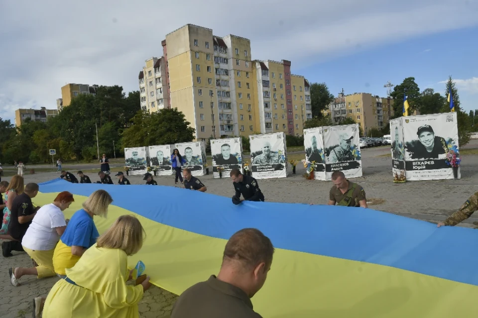 У Славутичі розгорнули 100-метровий прапор на честь Дня Державного Прапора України! фото №32