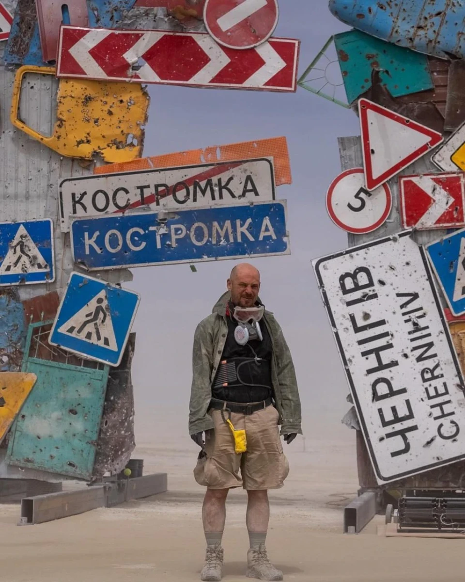 Українці вразили фестиваль Burning Man гігантською інсталяцією з понівечених дорожніх знаків фото №3